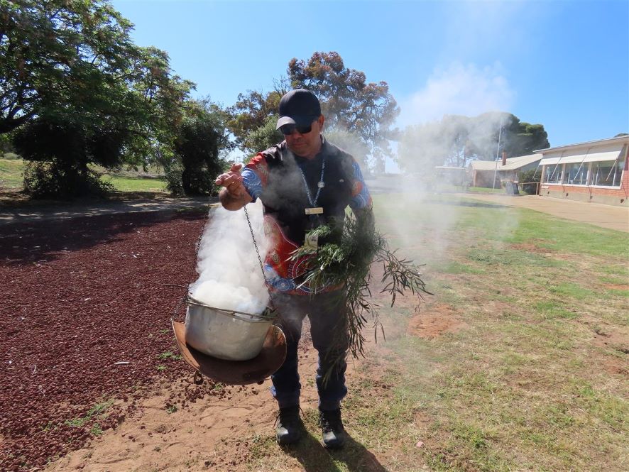 Aboriginal cultural cleansing ceremony prepares hospital site